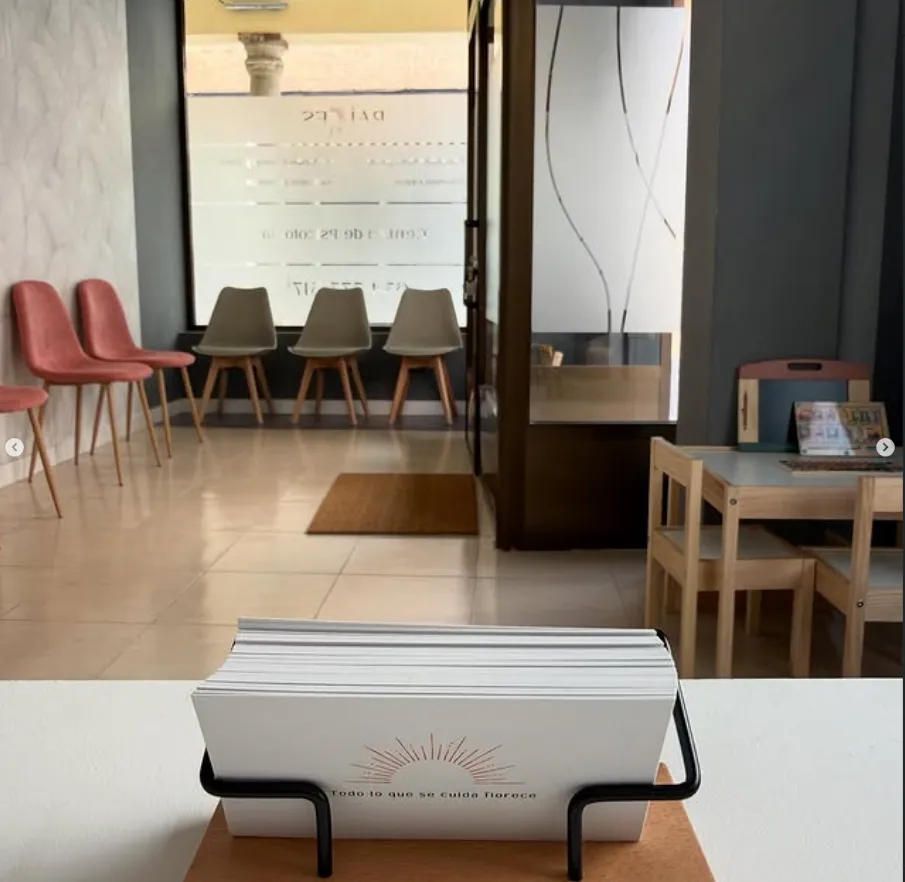 Sala de atención de Raíces Terapias en Torrijos